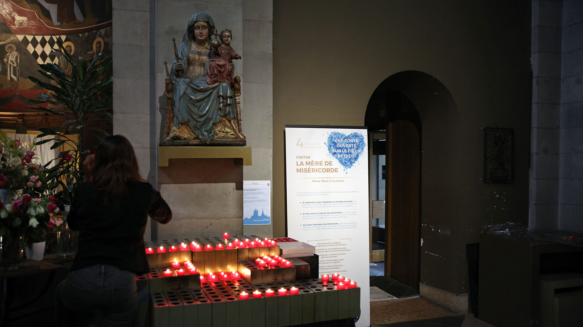 Lausanne le 18 août 2016. Chemin de la miséricorde à la basilique Notre-Dame de l'Assomption. Etape 4 consacrée à la Vierge Marie, la "Mère de miséricorde". (Photo: B. Hallet)